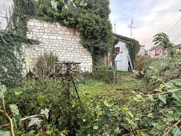 BSK Immobilier vous propose:

Idéal premier achat ou investissement locatif.

Une maison de ville sur la commune de Thiverny, vivable de plain pied, proche de la gare de Montataire à pied et du centre ville.

Elle se compose: un séjour, une cuisine, une salle d'eau avec WC et une chambre.
Chauffage électrique, fenêtres en PVC double vitrage, tout à l'égout pour l'assainissement.

Côté extérieur: un jardin plat et clôturé et un abri de jardin de 20m2 environ.