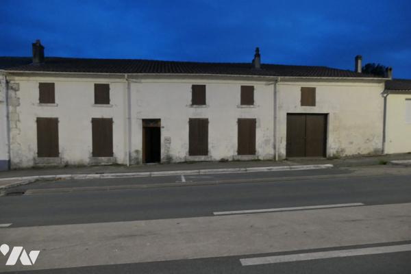 Ancien corps de ferme à rénover sur plus d'1hectare en plein cœur de TONNAY-CHARENTE.