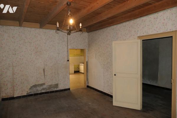 Ancien corps de ferme à rénover sur plus d'1hectare en plein cœur de TONNAY-CHARENTE.