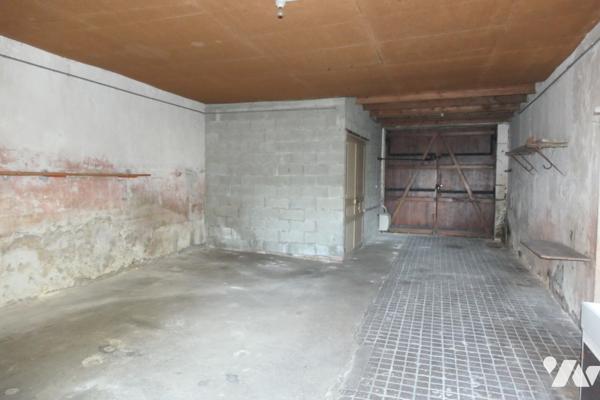 Ancien corps de ferme à rénover sur plus d'1hectare en plein cœur de TONNAY-CHARENTE.