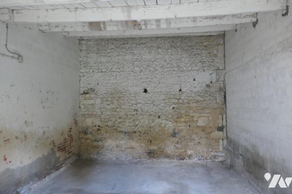 Ancien corps de ferme à rénover sur plus d'1hectare en plein cœur de TONNAY-CHARENTE.