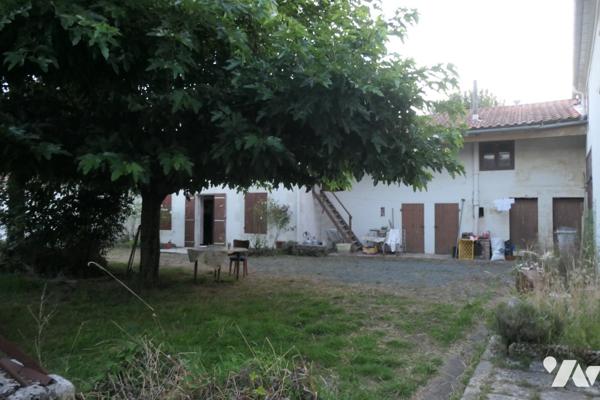 Ancien corps de ferme à rénover sur plus d'1hectare en plein cœur de TONNAY-CHARENTE.
