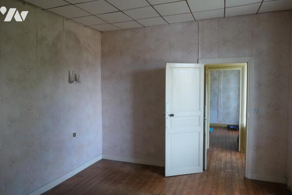 Ancien corps de ferme à rénover sur plus d'1hectare en plein cœur de TONNAY-CHARENTE.