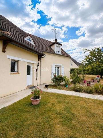 À seulement 7 minutes de Gisors, au calme de Bazincourt-sur-Epte, cette maison de 153 m² offre un cadre de vie spacieux et lumineux, parfaitement entretenu.

REZ-DE-CHAUSSÉE :

Dès l'entrée, un placard de rangement accueille vos affaires. Vous accédez ensuite à un grand salon séjour baigné de lumière naturelle, équipé d'une cheminée avec insert. Cette pièce de vie s'ouvre sur une terrasse sans vis-à-vis, véritable atout pour profiter de l'extérieur en toute tranquillité. Le rez-de-chaussée comprend également une première chambre dotée d'une douche privative, offrant confort et autonomie. Un WC séparé complète ce niveau.

ÉTAGE :

L'étage se compose d'un grand palier desservant quatre chambres de belles dimensions, dont une particulièrement spacieuse. Une grande salle de bain ainsi qu'une mezzanine, pouvant servir d'espace bureau ou détente, complètent cet étage. L'agencement permet à chacun de bénéficier de son intimité.

ÉQUIPEMENTS ET ANNEXES :

La maison est équipée de volets électriques solaires, alliant modernité et économies d'énergie. Le garage est accessible directement depuis l'intérieur, pour un confort au quotidien. Une buanderie dédiée facilite l'organisation de la vie domestique.

EXTÉRIEUR :

Le bien repose sur un terrain de 1250 m², offrant de belles perspectives d'aménagement extérieur et permettant de profiter pleinement de la vie en plein air.

ENVIRONNEMENT :

Bazincourt-sur-Epte bénéficie d'un environnement calme et verdoyant, tout en restant à proximité immédiate de Gisors et de ses commodités : commerces, écoles, transports. Un emplacement recherché pour allier tranquillité et accessibilité.

Une maison fonctionnelle, lumineuse et spacieuse, dans un cadre de vie agréable.

Contactez Xavier Collard, votre mandataire BSK Immobilier, pour organiser une visite.
