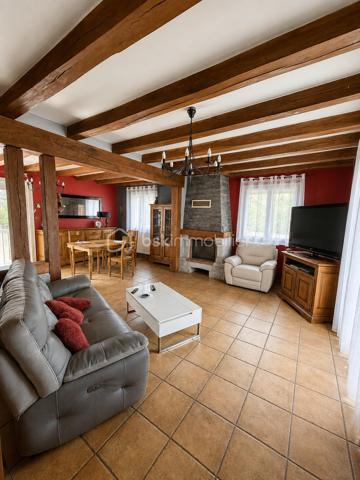 À seulement 7 minutes de Gisors, au calme de Bazincourt-sur-Epte, cette maison de 153 m² offre un cadre de vie spacieux et lumineux, parfaitement entretenu.

REZ-DE-CHAUSSÉE :

Dès l'entrée, un placard de rangement accueille vos affaires. Vous accédez ensuite à un grand salon séjour baigné de lumière naturelle, équipé d'une cheminée avec insert. Cette pièce de vie s'ouvre sur une terrasse sans vis-à-vis, véritable atout pour profiter de l'extérieur en toute tranquillité. Le rez-de-chaussée comprend également une première chambre dotée d'une douche privative, offrant confort et autonomie. Un WC séparé complète ce niveau.

ÉTAGE :

L'étage se compose d'un grand palier desservant quatre chambres de belles dimensions, dont une particulièrement spacieuse. Une grande salle de bain ainsi qu'une mezzanine, pouvant servir d'espace bureau ou détente, complètent cet étage. L'agencement permet à chacun de bénéficier de son intimité.

ÉQUIPEMENTS ET ANNEXES :

La maison est équipée de volets électriques solaires, alliant modernité et économies d'énergie. Le garage est accessible directement depuis l'intérieur, pour un confort au quotidien. Une buanderie dédiée facilite l'organisation de la vie domestique.

EXTÉRIEUR :

Le bien repose sur un terrain de 1250 m², offrant de belles perspectives d'aménagement extérieur et permettant de profiter pleinement de la vie en plein air.

ENVIRONNEMENT :

Bazincourt-sur-Epte bénéficie d'un environnement calme et verdoyant, tout en restant à proximité immédiate de Gisors et de ses commodités : commerces, écoles, transports. Un emplacement recherché pour allier tranquillité et accessibilité.

Une maison fonctionnelle, lumineuse et spacieuse, dans un cadre de vie agréable.

Contactez Xavier Collard, votre mandataire BSK Immobilier, pour organiser une visite.