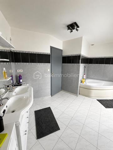 À seulement 7 minutes de Gisors, au calme de Bazincourt-sur-Epte, cette maison de 153 m² offre un cadre de vie spacieux et lumineux, parfaitement entretenu.

REZ-DE-CHAUSSÉE :

Dès l'entrée, un placard de rangement accueille vos affaires. Vous accédez ensuite à un grand salon séjour baigné de lumière naturelle, équipé d'une cheminée avec insert. Cette pièce de vie s'ouvre sur une terrasse sans vis-à-vis, véritable atout pour profiter de l'extérieur en toute tranquillité. Le rez-de-chaussée comprend également une première chambre dotée d'une douche privative, offrant confort et autonomie. Un WC séparé complète ce niveau.

ÉTAGE :

L'étage se compose d'un grand palier desservant quatre chambres de belles dimensions, dont une particulièrement spacieuse. Une grande salle de bain ainsi qu'une mezzanine, pouvant servir d'espace bureau ou détente, complètent cet étage. L'agencement permet à chacun de bénéficier de son intimité.

ÉQUIPEMENTS ET ANNEXES :

La maison est équipée de volets électriques solaires, alliant modernité et économies d'énergie. Le garage est accessible directement depuis l'intérieur, pour un confort au quotidien. Une buanderie dédiée facilite l'organisation de la vie domestique.

EXTÉRIEUR :

Le bien repose sur un terrain de 1250 m², offrant de belles perspectives d'aménagement extérieur et permettant de profiter pleinement de la vie en plein air.

ENVIRONNEMENT :

Bazincourt-sur-Epte bénéficie d'un environnement calme et verdoyant, tout en restant à proximité immédiate de Gisors et de ses commodités : commerces, écoles, transports. Un emplacement recherché pour allier tranquillité et accessibilité.

Une maison fonctionnelle, lumineuse et spacieuse, dans un cadre de vie agréable.

Contactez Xavier Collard, votre mandataire BSK Immobilier, pour organiser une visite.