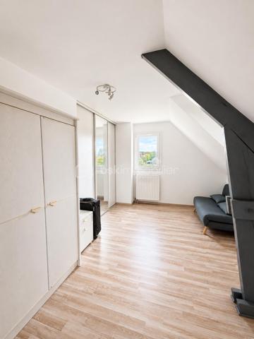 À seulement 7 minutes de Gisors, au calme de Bazincourt-sur-Epte, cette maison de 153 m² offre un cadre de vie spacieux et lumineux, parfaitement entretenu.

REZ-DE-CHAUSSÉE :

Dès l'entrée, un placard de rangement accueille vos affaires. Vous accédez ensuite à un grand salon séjour baigné de lumière naturelle, équipé d'une cheminée avec insert. Cette pièce de vie s'ouvre sur une terrasse sans vis-à-vis, véritable atout pour profiter de l'extérieur en toute tranquillité. Le rez-de-chaussée comprend également une première chambre dotée d'une douche privative, offrant confort et autonomie. Un WC séparé complète ce niveau.

ÉTAGE :

L'étage se compose d'un grand palier desservant quatre chambres de belles dimensions, dont une particulièrement spacieuse. Une grande salle de bain ainsi qu'une mezzanine, pouvant servir d'espace bureau ou détente, complètent cet étage. L'agencement permet à chacun de bénéficier de son intimité.

ÉQUIPEMENTS ET ANNEXES :

La maison est équipée de volets électriques solaires, alliant modernité et économies d'énergie. Le garage est accessible directement depuis l'intérieur, pour un confort au quotidien. Une buanderie dédiée facilite l'organisation de la vie domestique.

EXTÉRIEUR :

Le bien repose sur un terrain de 1250 m², offrant de belles perspectives d'aménagement extérieur et permettant de profiter pleinement de la vie en plein air.

ENVIRONNEMENT :

Bazincourt-sur-Epte bénéficie d'un environnement calme et verdoyant, tout en restant à proximité immédiate de Gisors et de ses commodités : commerces, écoles, transports. Un emplacement recherché pour allier tranquillité et accessibilité.

Une maison fonctionnelle, lumineuse et spacieuse, dans un cadre de vie agréable.

Contactez Xavier Collard, votre mandataire BSK Immobilier, pour organiser une visite.