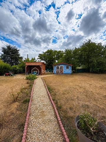 À seulement 7 minutes de Gisors, au calme de Bazincourt-sur-Epte, cette maison de 153 m² offre un cadre de vie spacieux et lumineux, parfaitement entretenu.

REZ-DE-CHAUSSÉE :

Dès l'entrée, un placard de rangement accueille vos affaires. Vous accédez ensuite à un grand salon séjour baigné de lumière naturelle, équipé d'une cheminée avec insert. Cette pièce de vie s'ouvre sur une terrasse sans vis-à-vis, véritable atout pour profiter de l'extérieur en toute tranquillité. Le rez-de-chaussée comprend également une première chambre dotée d'une douche privative, offrant confort et autonomie. Un WC séparé complète ce niveau.

ÉTAGE :

L'étage se compose d'un grand palier desservant quatre chambres de belles dimensions, dont une particulièrement spacieuse. Une grande salle de bain ainsi qu'une mezzanine, pouvant servir d'espace bureau ou détente, complètent cet étage. L'agencement permet à chacun de bénéficier de son intimité.

ÉQUIPEMENTS ET ANNEXES :

La maison est équipée de volets électriques solaires, alliant modernité et économies d'énergie. Le garage est accessible directement depuis l'intérieur, pour un confort au quotidien. Une buanderie dédiée facilite l'organisation de la vie domestique.

EXTÉRIEUR :

Le bien repose sur un terrain de 1250 m², offrant de belles perspectives d'aménagement extérieur et permettant de profiter pleinement de la vie en plein air.

ENVIRONNEMENT :

Bazincourt-sur-Epte bénéficie d'un environnement calme et verdoyant, tout en restant à proximité immédiate de Gisors et de ses commodités : commerces, écoles, transports. Un emplacement recherché pour allier tranquillité et accessibilité.

Une maison fonctionnelle, lumineuse et spacieuse, dans un cadre de vie agréable.

Contactez Xavier Collard, votre mandataire BSK Immobilier, pour organiser une visite.