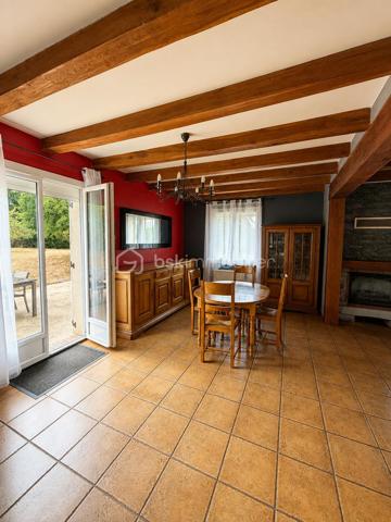 À seulement 7 minutes de Gisors, au calme de Bazincourt-sur-Epte, cette maison de 153 m² offre un cadre de vie spacieux et lumineux, parfaitement entretenu.

REZ-DE-CHAUSSÉE :

Dès l'entrée, un placard de rangement accueille vos affaires. Vous accédez ensuite à un grand salon séjour baigné de lumière naturelle, équipé d'une cheminée avec insert. Cette pièce de vie s'ouvre sur une terrasse sans vis-à-vis, véritable atout pour profiter de l'extérieur en toute tranquillité. Le rez-de-chaussée comprend également une première chambre dotée d'une douche privative, offrant confort et autonomie. Un WC séparé complète ce niveau.

ÉTAGE :

L'étage se compose d'un grand palier desservant quatre chambres de belles dimensions, dont une particulièrement spacieuse. Une grande salle de bain ainsi qu'une mezzanine, pouvant servir d'espace bureau ou détente, complètent cet étage. L'agencement permet à chacun de bénéficier de son intimité.

ÉQUIPEMENTS ET ANNEXES :

La maison est équipée de volets électriques solaires, alliant modernité et économies d'énergie. Le garage est accessible directement depuis l'intérieur, pour un confort au quotidien. Une buanderie dédiée facilite l'organisation de la vie domestique.

EXTÉRIEUR :

Le bien repose sur un terrain de 1250 m², offrant de belles perspectives d'aménagement extérieur et permettant de profiter pleinement de la vie en plein air.

ENVIRONNEMENT :

Bazincourt-sur-Epte bénéficie d'un environnement calme et verdoyant, tout en restant à proximité immédiate de Gisors et de ses commodités : commerces, écoles, transports. Un emplacement recherché pour allier tranquillité et accessibilité.

Une maison fonctionnelle, lumineuse et spacieuse, dans un cadre de vie agréable.

Contactez Xavier Collard, votre mandataire BSK Immobilier, pour organiser une visite.