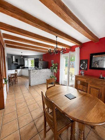 À seulement 7 minutes de Gisors, au calme de Bazincourt-sur-Epte, cette maison de 153 m² offre un cadre de vie spacieux et lumineux, parfaitement entretenu.

REZ-DE-CHAUSSÉE :

Dès l'entrée, un placard de rangement accueille vos affaires. Vous accédez ensuite à un grand salon séjour baigné de lumière naturelle, équipé d'une cheminée avec insert. Cette pièce de vie s'ouvre sur une terrasse sans vis-à-vis, véritable atout pour profiter de l'extérieur en toute tranquillité. Le rez-de-chaussée comprend également une première chambre dotée d'une douche privative, offrant confort et autonomie. Un WC séparé complète ce niveau.

ÉTAGE :

L'étage se compose d'un grand palier desservant quatre chambres de belles dimensions, dont une particulièrement spacieuse. Une grande salle de bain ainsi qu'une mezzanine, pouvant servir d'espace bureau ou détente, complètent cet étage. L'agencement permet à chacun de bénéficier de son intimité.

ÉQUIPEMENTS ET ANNEXES :

La maison est équipée de volets électriques solaires, alliant modernité et économies d'énergie. Le garage est accessible directement depuis l'intérieur, pour un confort au quotidien. Une buanderie dédiée facilite l'organisation de la vie domestique.

EXTÉRIEUR :

Le bien repose sur un terrain de 1250 m², offrant de belles perspectives d'aménagement extérieur et permettant de profiter pleinement de la vie en plein air.

ENVIRONNEMENT :

Bazincourt-sur-Epte bénéficie d'un environnement calme et verdoyant, tout en restant à proximité immédiate de Gisors et de ses commodités : commerces, écoles, transports. Un emplacement recherché pour allier tranquillité et accessibilité.

Une maison fonctionnelle, lumineuse et spacieuse, dans un cadre de vie agréable.

Contactez Xavier Collard, votre mandataire BSK Immobilier, pour organiser une visite.