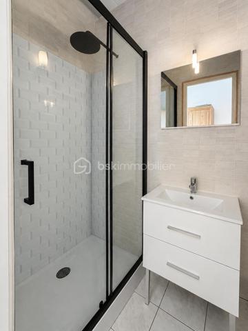 À seulement 7 minutes de Gisors, au calme de Bazincourt-sur-Epte, cette maison de 153 m² offre un cadre de vie spacieux et lumineux, parfaitement entretenu.

REZ-DE-CHAUSSÉE :

Dès l'entrée, un placard de rangement accueille vos affaires. Vous accédez ensuite à un grand salon séjour baigné de lumière naturelle, équipé d'une cheminée avec insert. Cette pièce de vie s'ouvre sur une terrasse sans vis-à-vis, véritable atout pour profiter de l'extérieur en toute tranquillité. Le rez-de-chaussée comprend également une première chambre dotée d'une douche privative, offrant confort et autonomie. Un WC séparé complète ce niveau.

ÉTAGE :

L'étage se compose d'un grand palier desservant quatre chambres de belles dimensions, dont une particulièrement spacieuse. Une grande salle de bain ainsi qu'une mezzanine, pouvant servir d'espace bureau ou détente, complètent cet étage. L'agencement permet à chacun de bénéficier de son intimité.

ÉQUIPEMENTS ET ANNEXES :

La maison est équipée de volets électriques solaires, alliant modernité et économies d'énergie. Le garage est accessible directement depuis l'intérieur, pour un confort au quotidien. Une buanderie dédiée facilite l'organisation de la vie domestique.

EXTÉRIEUR :

Le bien repose sur un terrain de 1250 m², offrant de belles perspectives d'aménagement extérieur et permettant de profiter pleinement de la vie en plein air.

ENVIRONNEMENT :

Bazincourt-sur-Epte bénéficie d'un environnement calme et verdoyant, tout en restant à proximité immédiate de Gisors et de ses commodités : commerces, écoles, transports. Un emplacement recherché pour allier tranquillité et accessibilité.

Une maison fonctionnelle, lumineuse et spacieuse, dans un cadre de vie agréable.

Contactez Xavier Collard, votre mandataire BSK Immobilier, pour organiser une visite.