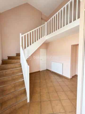 À seulement 7 minutes de Gisors, au calme de Bazincourt-sur-Epte, cette maison de 153 m² offre un cadre de vie spacieux et lumineux, parfaitement entretenu.

REZ-DE-CHAUSSÉE :

Dès l'entrée, un placard de rangement accueille vos affaires. Vous accédez ensuite à un grand salon séjour baigné de lumière naturelle, équipé d'une cheminée avec insert. Cette pièce de vie s'ouvre sur une terrasse sans vis-à-vis, véritable atout pour profiter de l'extérieur en toute tranquillité. Le rez-de-chaussée comprend également une première chambre dotée d'une douche privative, offrant confort et autonomie. Un WC séparé complète ce niveau.

ÉTAGE :

L'étage se compose d'un grand palier desservant quatre chambres de belles dimensions, dont une particulièrement spacieuse. Une grande salle de bain ainsi qu'une mezzanine, pouvant servir d'espace bureau ou détente, complètent cet étage. L'agencement permet à chacun de bénéficier de son intimité.

ÉQUIPEMENTS ET ANNEXES :

La maison est équipée de volets électriques solaires, alliant modernité et économies d'énergie. Le garage est accessible directement depuis l'intérieur, pour un confort au quotidien. Une buanderie dédiée facilite l'organisation de la vie domestique.

EXTÉRIEUR :

Le bien repose sur un terrain de 1250 m², offrant de belles perspectives d'aménagement extérieur et permettant de profiter pleinement de la vie en plein air.

ENVIRONNEMENT :

Bazincourt-sur-Epte bénéficie d'un environnement calme et verdoyant, tout en restant à proximité immédiate de Gisors et de ses commodités : commerces, écoles, transports. Un emplacement recherché pour allier tranquillité et accessibilité.

Une maison fonctionnelle, lumineuse et spacieuse, dans un cadre de vie agréable.

Contactez Xavier Collard, votre mandataire BSK Immobilier, pour organiser une visite.