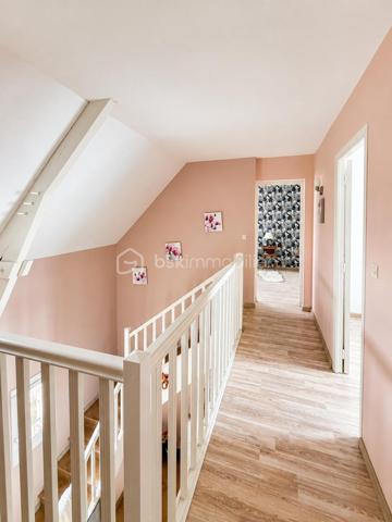 À seulement 7 minutes de Gisors, au calme de Bazincourt-sur-Epte, cette maison de 153 m² offre un cadre de vie spacieux et lumineux, parfaitement entretenu.

REZ-DE-CHAUSSÉE :

Dès l'entrée, un placard de rangement accueille vos affaires. Vous accédez ensuite à un grand salon séjour baigné de lumière naturelle, équipé d'une cheminée avec insert. Cette pièce de vie s'ouvre sur une terrasse sans vis-à-vis, véritable atout pour profiter de l'extérieur en toute tranquillité. Le rez-de-chaussée comprend également une première chambre dotée d'une douche privative, offrant confort et autonomie. Un WC séparé complète ce niveau.

ÉTAGE :

L'étage se compose d'un grand palier desservant quatre chambres de belles dimensions, dont une particulièrement spacieuse. Une grande salle de bain ainsi qu'une mezzanine, pouvant servir d'espace bureau ou détente, complètent cet étage. L'agencement permet à chacun de bénéficier de son intimité.

ÉQUIPEMENTS ET ANNEXES :

La maison est équipée de volets électriques solaires, alliant modernité et économies d'énergie. Le garage est accessible directement depuis l'intérieur, pour un confort au quotidien. Une buanderie dédiée facilite l'organisation de la vie domestique.

EXTÉRIEUR :

Le bien repose sur un terrain de 1250 m², offrant de belles perspectives d'aménagement extérieur et permettant de profiter pleinement de la vie en plein air.

ENVIRONNEMENT :

Bazincourt-sur-Epte bénéficie d'un environnement calme et verdoyant, tout en restant à proximité immédiate de Gisors et de ses commodités : commerces, écoles, transports. Un emplacement recherché pour allier tranquillité et accessibilité.

Une maison fonctionnelle, lumineuse et spacieuse, dans un cadre de vie agréable.

Contactez Xavier Collard, votre mandataire BSK Immobilier, pour organiser une visite.