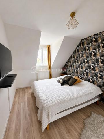 À seulement 7 minutes de Gisors, au calme de Bazincourt-sur-Epte, cette maison de 153 m² offre un cadre de vie spacieux et lumineux, parfaitement entretenu.

REZ-DE-CHAUSSÉE :

Dès l'entrée, un placard de rangement accueille vos affaires. Vous accédez ensuite à un grand salon séjour baigné de lumière naturelle, équipé d'une cheminée avec insert. Cette pièce de vie s'ouvre sur une terrasse sans vis-à-vis, véritable atout pour profiter de l'extérieur en toute tranquillité. Le rez-de-chaussée comprend également une première chambre dotée d'une douche privative, offrant confort et autonomie. Un WC séparé complète ce niveau.

ÉTAGE :

L'étage se compose d'un grand palier desservant quatre chambres de belles dimensions, dont une particulièrement spacieuse. Une grande salle de bain ainsi qu'une mezzanine, pouvant servir d'espace bureau ou détente, complètent cet étage. L'agencement permet à chacun de bénéficier de son intimité.

ÉQUIPEMENTS ET ANNEXES :

La maison est équipée de volets électriques solaires, alliant modernité et économies d'énergie. Le garage est accessible directement depuis l'intérieur, pour un confort au quotidien. Une buanderie dédiée facilite l'organisation de la vie domestique.

EXTÉRIEUR :

Le bien repose sur un terrain de 1250 m², offrant de belles perspectives d'aménagement extérieur et permettant de profiter pleinement de la vie en plein air.

ENVIRONNEMENT :

Bazincourt-sur-Epte bénéficie d'un environnement calme et verdoyant, tout en restant à proximité immédiate de Gisors et de ses commodités : commerces, écoles, transports. Un emplacement recherché pour allier tranquillité et accessibilité.

Une maison fonctionnelle, lumineuse et spacieuse, dans un cadre de vie agréable.

Contactez Xavier Collard, votre mandataire BSK Immobilier, pour organiser une visite.