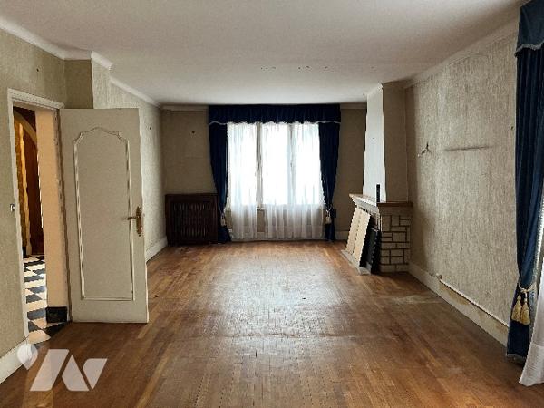 Maison d'habitation comprenant : salon-séjour, cuisine, 6 chambres, salle de bains, garage, jardin.