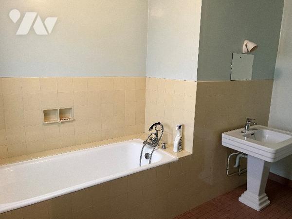 Maison d'habitation comprenant : salon-séjour, cuisine, 6 chambres, salle de bains, garage, jardin.