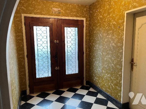 Maison d'habitation comprenant : salon-séjour, cuisine, 6 chambres, salle de bains, garage, jardin.