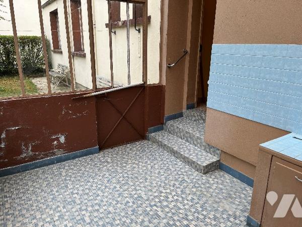 Maison d'habitation comprenant : salon-séjour, cuisine, 6 chambres, salle de bains, garage, jardin.