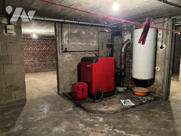 Maison d'habitation comprenant : salon-séjour, cuisine, 6 chambres, salle de bains, garage, jardin.