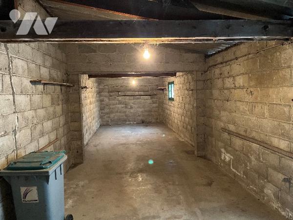 Maison d'habitation comprenant : salon-séjour, cuisine, 6 chambres, salle de bains, garage, jardin.