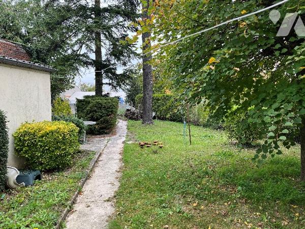 Maison d'habitation comprenant : salon-séjour, cuisine, 6 chambres, salle de bains, garage, jardin.