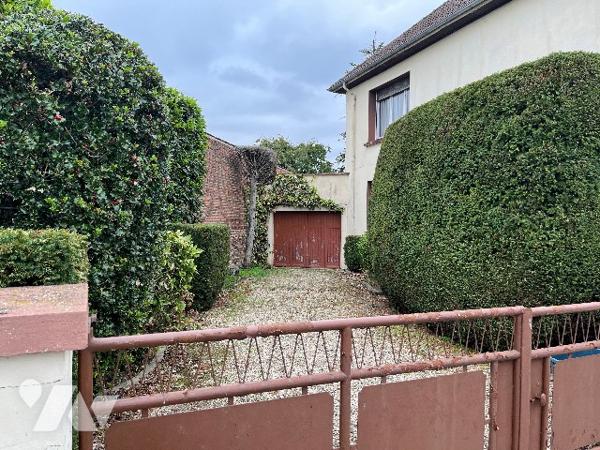 Maison d'habitation comprenant : salon-séjour, cuisine, 6 chambres, salle de bains, garage, jardin.