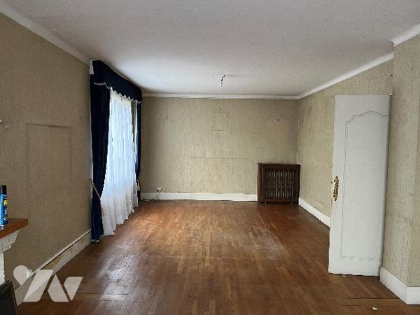 Maison d'habitation comprenant : salon-séjour, cuisine, 6 chambres, salle de bains, garage, jardin.