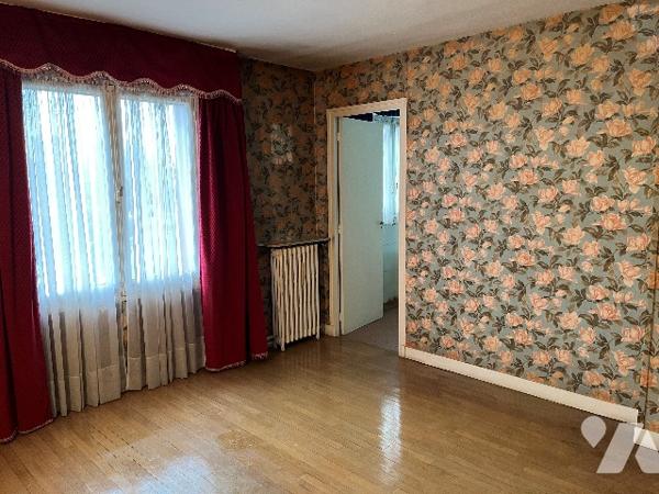 Maison d'habitation comprenant : salon-séjour, cuisine, 6 chambres, salle de bains, garage, jardin.