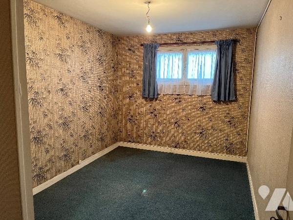 Maison d'habitation comprenant : salon-séjour, cuisine, 6 chambres, salle de bains, garage, jardin.