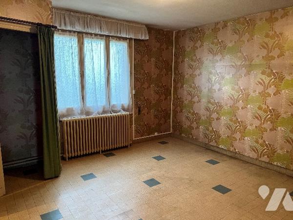 Maison d'habitation comprenant : salon-séjour, cuisine, 6 chambres, salle de bains, garage, jardin.