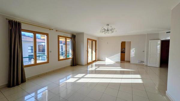 Appartement à CHARBONNIERES-LES-BAINS, 69260 - 4 pièces 130m²