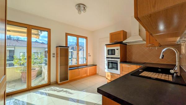 Appartement à CHARBONNIERES-LES-BAINS, 69260 - 4 pièces 130m²