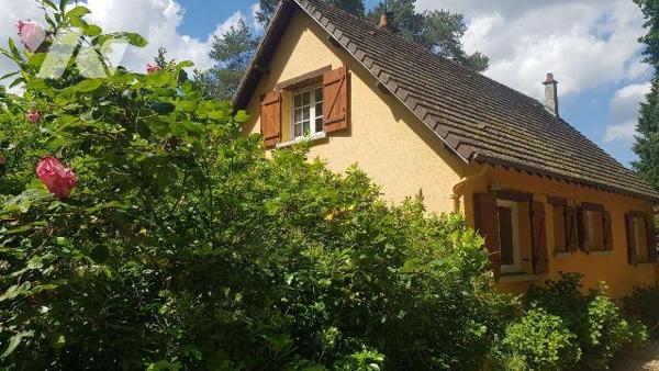 Une maison d'habitation édifiée sur sous-sol d'une surface habitable de 105m² environ comprenan...
