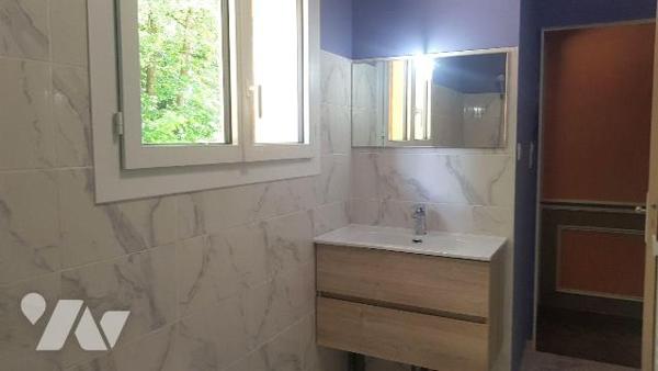 Une maison d'habitation édifiée sur sous-sol d'une surface habitable de 105m² environ comprenan...