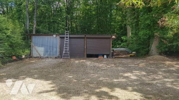 Une maison d'habitation édifiée sur sous-sol d'une surface habitable de 105m² environ comprenan...