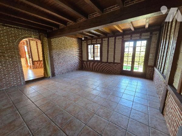 YVETOT, pavillon d'~101 m², sur sous sol complet, 2 chambres, 1 bureau sur terrain d'~ 680m².