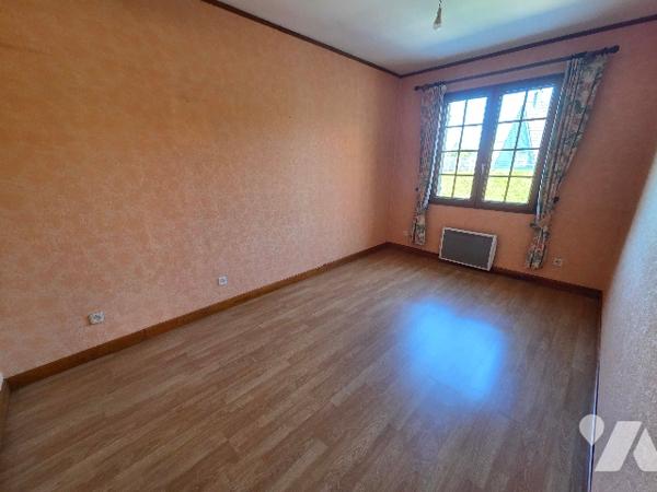 YVETOT, pavillon d'~101 m², sur sous sol complet, 2 chambres, 1 bureau sur terrain d'~ 680m².