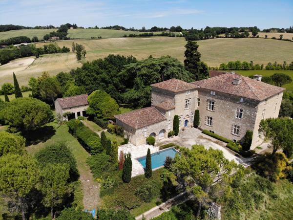 Château de caractère avec chapelle du XVIIe siècle, terres, piscine et dépendances