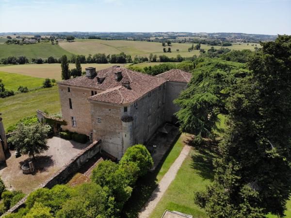 Château de caractère avec chapelle du XVIIe siècle, terres, piscine et dépendances