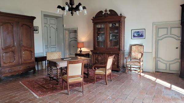 Château de caractère avec chapelle du XVIIe siècle, terres, piscine et dépendances