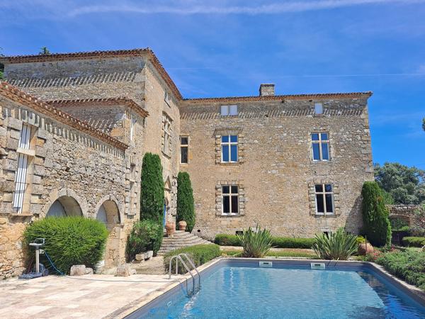 Château de caractère avec chapelle du XVIIe siècle, terres, piscine et dépendances
