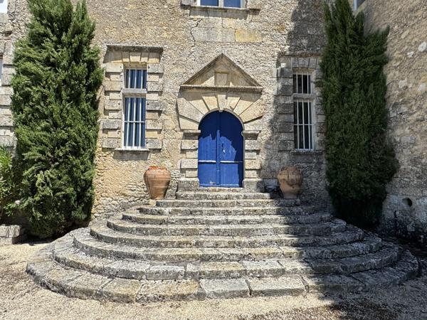 Château de caractère avec chapelle du XVIIe siècle, terres, piscine et dépendances