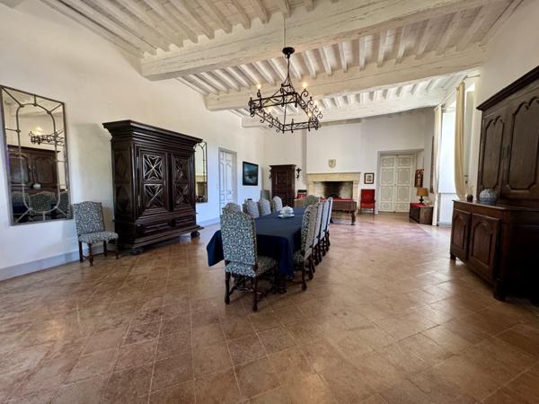 Château de caractère avec chapelle du XVIIe siècle, terres, piscine et dépendances