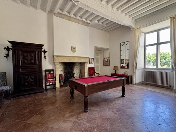 Château de caractère avec chapelle du XVIIe siècle, terres, piscine et dépendances