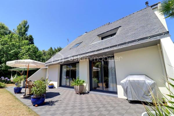 Venez découvrir cette magnifique maison d’Architecte de 168 m² habitables, entièrement rénovée, située au calme, très belle vue sur les marais salants, proche du marché, des commerces et de la gare, comprenant : 

RDC : Entrée avec rangement de 10 m², salon/salle à manger avec poêle à bois, de 56 m2, cuisine de 14 m² aménagée et équipée, le tout donnant sur terrasse de 50 m² exposée sud & ouest, suite parentale de 27 m² avec salle de bain et dressing, office/arrière cuisine de 14 m² et WC. 

À l’étage : Mezzanine faisant office de bureau, de 22 m² avec une très belle vue sur les marais, chambre avec salle d’eau privative de 22 m², WC et terrasse, chambre de 18 m² . Possibilité de créer facilement une ou deux chambres supplémentaires. Cette maison possède de nombreux placards. 

Une cave de 22m² avec sauna, un garage de 22 m², plusieurs places de stationnement, un préau de 7 m², deux abris de jardin de 7 m², une cabane et une réserve d’eau complètent ce bien.

Le tout sur une parcelle de 1 683 m2, offrant un charmant jardin piscinable, clos, bien planté et arboré. Environnement privilégié et Zen assuré, avec une vue sur les marais salants et ses chemins de balade.

Menuiserie Alu double vitrage, VR et portail électriques. Chauffage central gaz de ville. ADSL, Fibre possible. Vue mer.

Taxe foncière : 2 120€ 

DPE D 189 et D31 réalisé le 10/07/2025 Estimation des coûts annuels d’énergie entre 2 400 & 3 290 €
Consommation réelle gaz et électricité inférieure à 2 000 €.