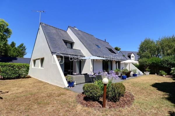Venez découvrir cette magnifique maison d’Architecte de 168 m² habitables, entièrement rénovée, située au calme, très belle vue sur les marais salants, proche du marché, des commerces et de la gare, comprenant : 

RDC : Entrée avec rangement de 10 m², salon/salle à manger avec poêle à bois, de 56 m2, cuisine de 14 m² aménagée et équipée, le tout donnant sur terrasse de 50 m² exposée sud & ouest, suite parentale de 27 m² avec salle de bain et dressing, office/arrière cuisine de 14 m² et WC. 

À l’étage : Mezzanine faisant office de bureau, de 22 m² avec une très belle vue sur les marais, chambre avec salle d’eau privative de 22 m², WC et terrasse, chambre de 18 m² . Possibilité de créer facilement une ou deux chambres supplémentaires. Cette maison possède de nombreux placards. 

Une cave de 22m² avec sauna, un garage de 22 m², plusieurs places de stationnement, un préau de 7 m², deux abris de jardin de 7 m², une cabane et une réserve d’eau complètent ce bien.

Le tout sur une parcelle de 1 683 m2, offrant un charmant jardin piscinable, clos, bien planté et arboré. Environnement privilégié et Zen assuré, avec une vue sur les marais salants et ses chemins de balade.

Menuiserie Alu double vitrage, VR et portail électriques. Chauffage central gaz de ville. ADSL, Fibre possible. Vue mer.

Taxe foncière : 2 120€ 

DPE D 189 et D31 réalisé le 10/07/2025 Estimation des coûts annuels d’énergie entre 2 400 & 3 290 €
Consommation réelle gaz et électricité inférieure à 2 000 €.