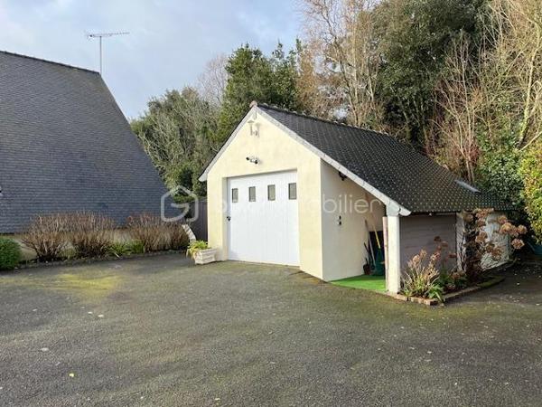 Venez découvrir cette magnifique maison d’Architecte de 168 m² habitables, entièrement rénovée, située au calme, très belle vue sur les marais salants, proche du marché, des commerces et de la gare, comprenant : 

RDC : Entrée avec rangement de 10 m², salon/salle à manger avec poêle à bois, de 56 m2, cuisine de 14 m² aménagée et équipée, le tout donnant sur terrasse de 50 m² exposée sud & ouest, suite parentale de 27 m² avec salle de bain et dressing, office/arrière cuisine de 14 m² et WC. 

À l’étage : Mezzanine faisant office de bureau, de 22 m² avec une très belle vue sur les marais, chambre avec salle d’eau privative de 22 m², WC et terrasse, chambre de 18 m² . Possibilité de créer facilement une ou deux chambres supplémentaires. Cette maison possède de nombreux placards. 

Une cave de 22m² avec sauna, un garage de 22 m², plusieurs places de stationnement, un préau de 7 m², deux abris de jardin de 7 m², une cabane et une réserve d’eau complètent ce bien.

Le tout sur une parcelle de 1 683 m2, offrant un charmant jardin piscinable, clos, bien planté et arboré. Environnement privilégié et Zen assuré, avec une vue sur les marais salants et ses chemins de balade.

Menuiserie Alu double vitrage, VR et portail électriques. Chauffage central gaz de ville. ADSL, Fibre possible. Vue mer.

Taxe foncière : 2 120€ 

DPE D 189 et D31 réalisé le 10/07/2025 Estimation des coûts annuels d’énergie entre 2 400 & 3 290 €
Consommation réelle gaz et électricité inférieure à 2 000 €.