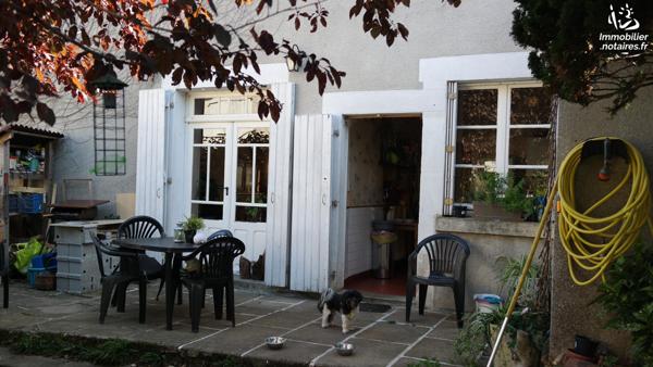 Maison de village d'environ 92 m² de type 5, avec jardin attenant et terrain avec dépendances.