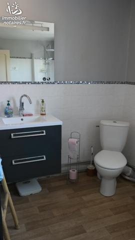 Maison de village d'environ 92 m² de type 5, avec jardin attenant et terrain avec dépendances.