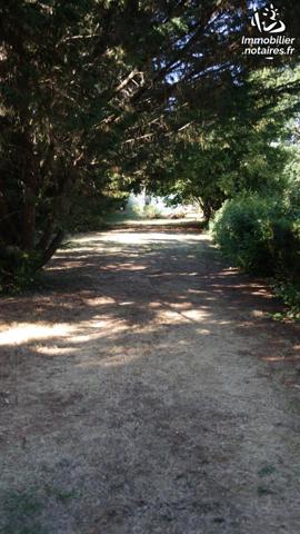 Maison de village d'environ 92 m² de type 5, avec jardin attenant et terrain avec dépendances.